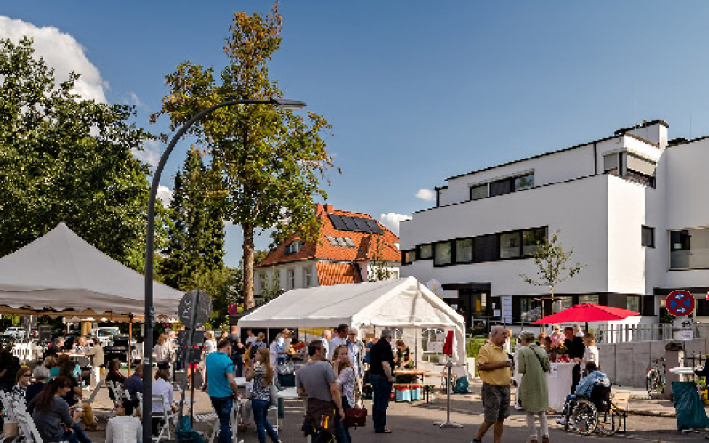 Reges Treiben vor dem Hospiz