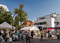 Reges Treiben vor dem Hospiz