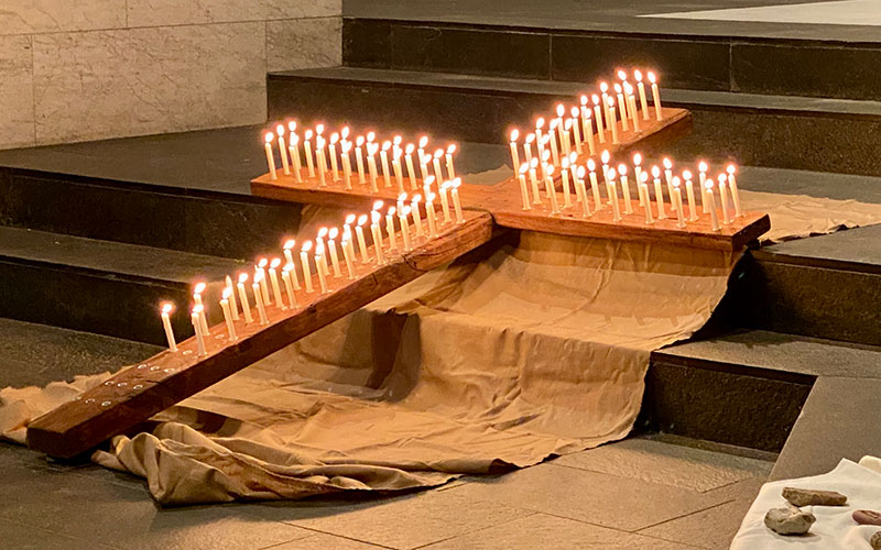 Kreuz mit Kerzen zum Gedenken
